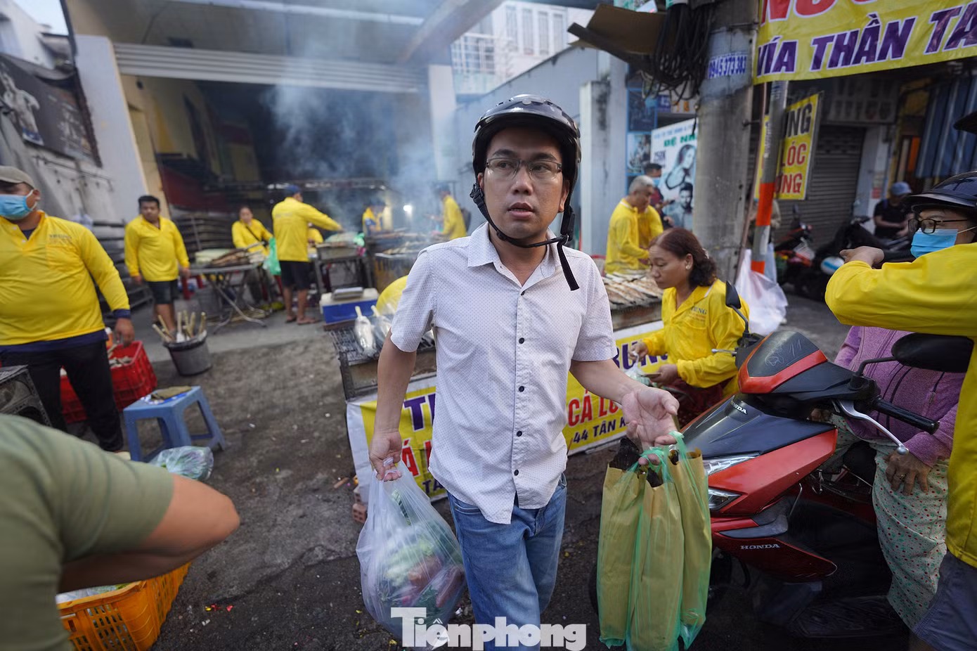 Mùng 10 tháng Giêng là ngày vía Thần Tài, nơi đây là điểm đến để người dân chọn mua những con cá lóc to được các thợ nướng chế biến ra món nướng cùng với mía. Nhiều khách hàng đến đây mua cho cả người thân, hàng xóm.