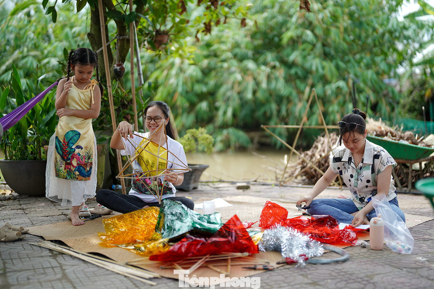 "Công đoạn nào khó thì người lớn sẽ làm phụ các con. Mấy bé thích cầm cọ quét keo và dán giấy kính. Hoạt động này cũng một phần giáo dục các bé về nét văn hóa mà ngày nay ít thấy nữa khi lồng đèn gắn pin, phát nhạc bán đại trà. Chiếc đèn ông sao truyền thống có hình sao vàng năm cánh. Đây cũng là hình ảnh quen thuộc chúng ta vẫn thường thấy trên lá quốc kỳ", chị Hồng Nhung (áo trắng) chia sẻ.