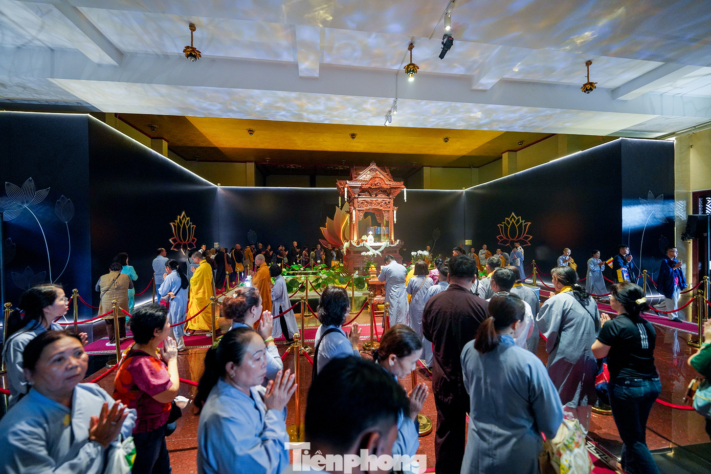 Bên trong chánh điện, xá lợi Phật được tôn trí uy nghi ngay trung tâm, người dân xếp hàng đi vòng chiêm bái. Bên trong chánh điện, xá lợi Phật được tôn trí uy nghi ngay trung tâm, người dân xếp hàng đi vòng chiêm bái.