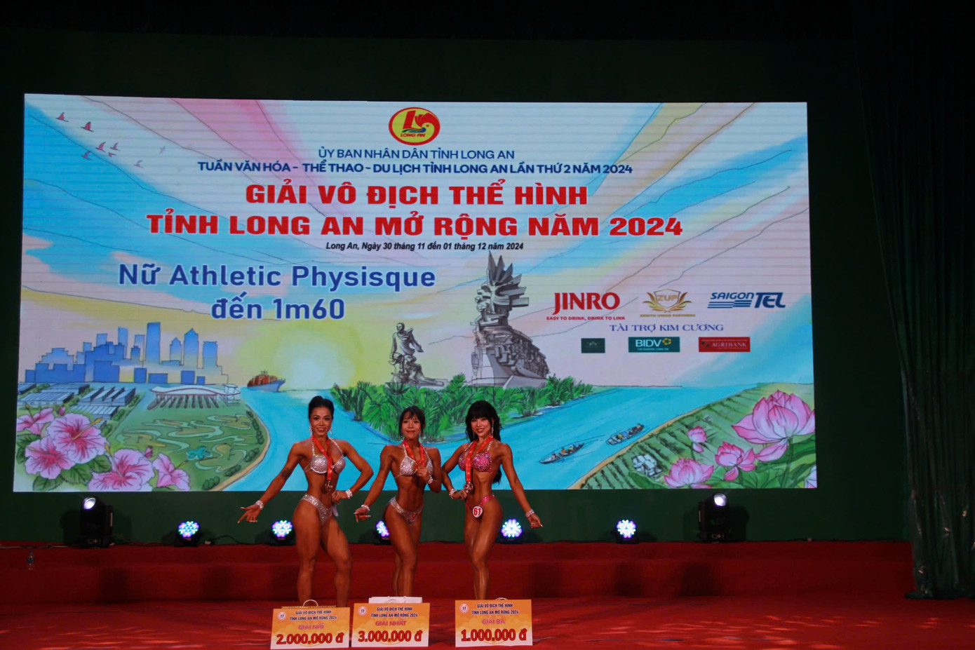 Kết quả, đoàn TPHCM giành 5/9 giải nhất. Các VĐV nữ thể hình cũng để lại nhiều ấn tượng với người dân Long An.