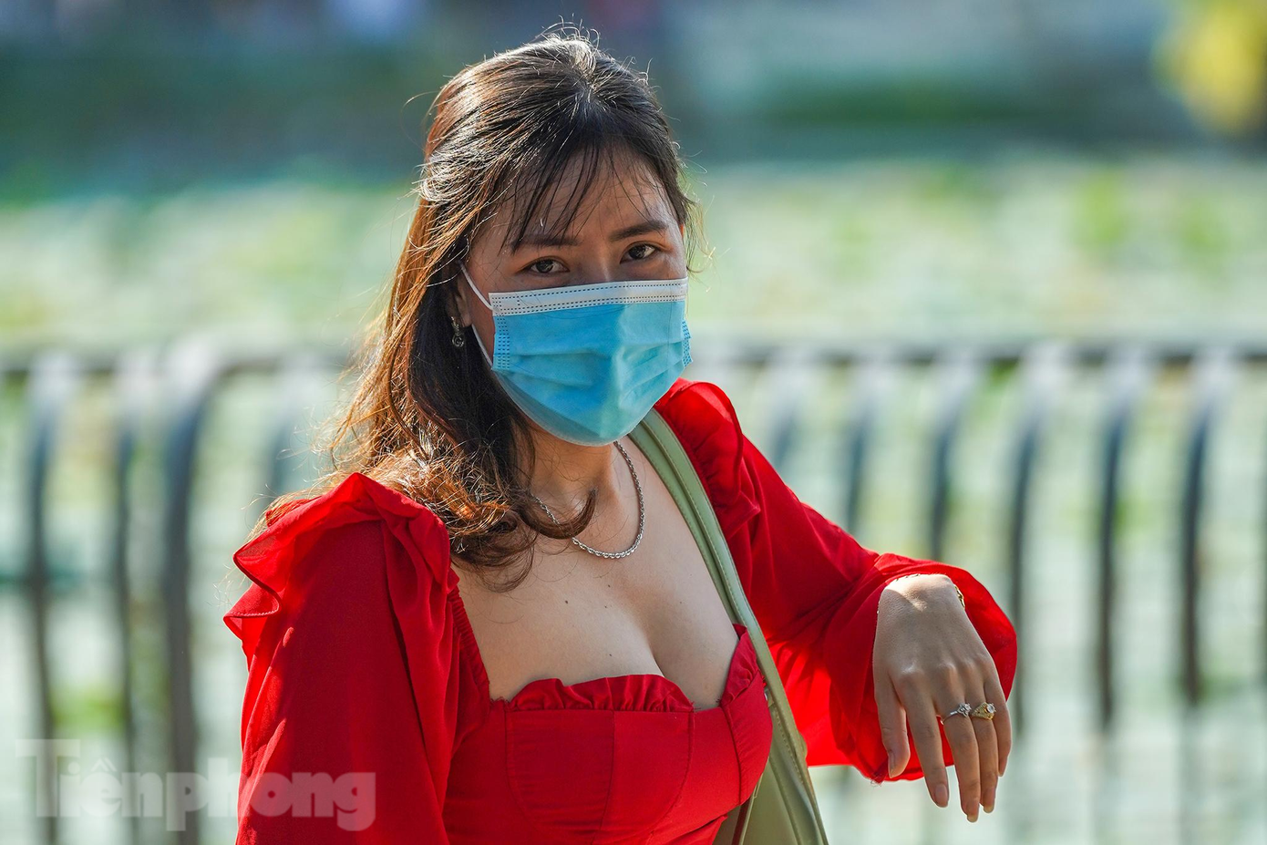 "Mấy tháng giãn cách rồi, chỉ ở yên một chỗ. Tôi thấy thật sự may mắn và hạnh phúc khi năm nay người dân được vui vẻ đón tết, dịch bệnh cũng được kiểm soát", vị khách nữ này chia sẻ.