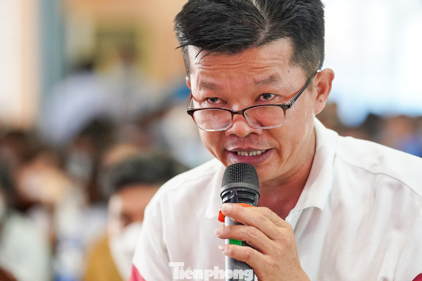 Anh Đào Thanh Hùng, Cty TNHH Giày FuLuh lại quan tâm đến câu chuyện mạng xã hội &quot;bẩn&quot;. &quot;Hiện nay, trên các trang mạng xã hội như facbook, tiktok, youtube… có nhiều video có nội dung nhảm nhí, độc hại, quảng cáo hàng giả, hàng nhái kém chất lượng, thậm chí có nhiều video phản cảm gây ảnh hướng xấu và nguy hại đến cộng đồng giới trẻ, đặc biệt là trẻ em. Tôi kiến nghị cơ quan chức năng tăng cường quản lý chặt về an ninh mạng,… vì các nội dung không được kiểm duyệt sẽ làm ảnh hưởng đến văn hóa, thuần phong mỹ tục của đất nước, con người Việt Nam&quot;, anh Hùng nêu.