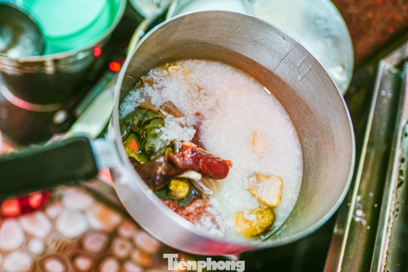 Tùy theo món thực khách gọi, người nấu sẽ cho các thành phần như phèo, tim, gan, cật, mực... vào một nồi nhỏ rồi nấu sôi cùng một ít cháo trắng, khuấy đều cho đến khi chín hẳn, cháo nhừ rồi mới đổ ra tô. Chính cách nấu độc đáo này tạo nên một hương vị đặc trưng mà hiếm món cháo nào ở Sài Gòn có được.