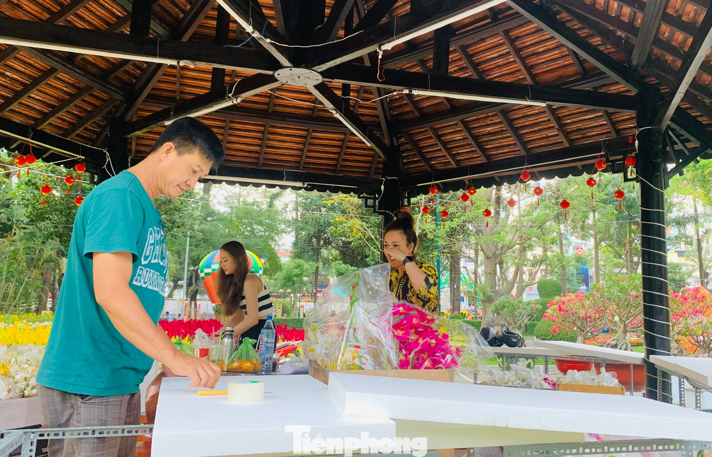 Các phần trang trí phụ cũng đang được hoàn thành.