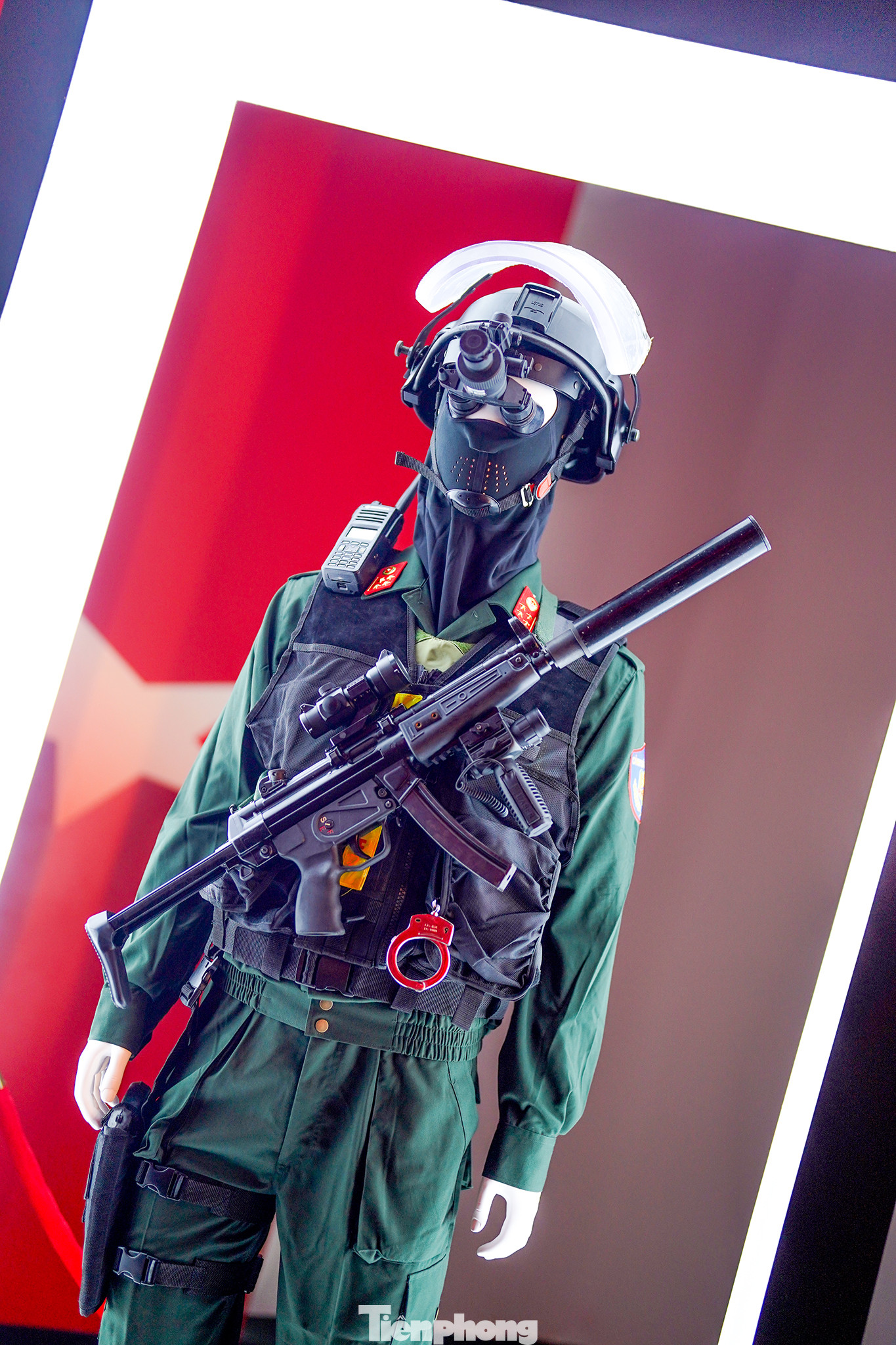 Trang phục của cảnh sát đặc nhiệm với mũ chống đạn súng ngắn (Hàn Quốc sản xuất), súng tiểu liên MP5A3 (Thổ Nhĩ Kỳ), giáp chống đạn súng ngắn (Bungari), súng ngắn HS9 (Croatia), áo mang công cụ hỗ trợ do Việt Nam sản xuất... Trang phục của cảnh sát đặc nhiệm với mũ chống đạn súng ngắn (Hàn Quốc sản xuất), súng tiểu liên MP5A3 (Thổ Nhĩ Kỳ), giáp chống đạn súng ngắn (Bungari), súng ngắn HS9 (Croatia), áo mang công cụ hỗ trợ do Việt Nam sản xuất...