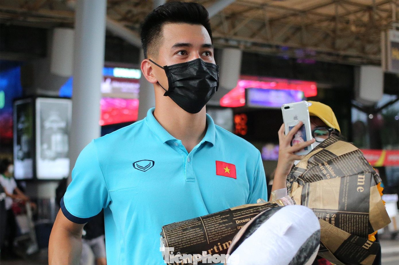 Tiến Linh nhận hoa từ người hâm mộ, anh cũng vừa cùng với Đỗ Hùng Dũng bảo vệ thành công ngôi vương của U23 Việt Nam tại SEA Games 31. Tiến Linh nhận hoa từ người hâm mộ, anh cũng vừa cùng với Đỗ Hùng Dũng bảo vệ thành công ngôi vương của U23 Việt Nam tại SEA Games 31.