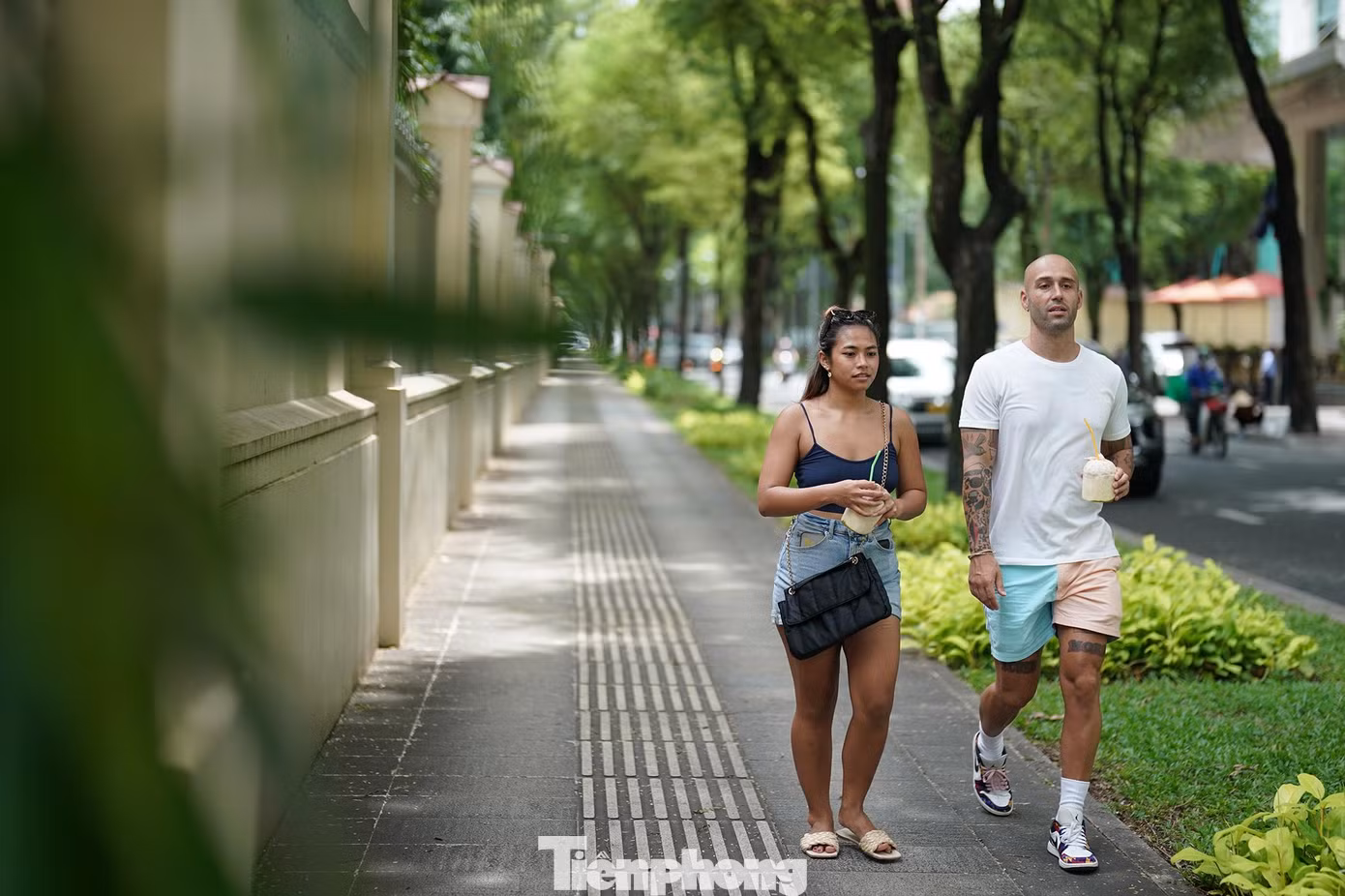 Theo đó, hai tour du lịch mới sẽ khai thác các điểm độc đáo, đặc biệt đặc trưng của quận để du khách trong và ngoài nước không thể bỏ qua khi đến với thành phố, góp phần định hình thương hiệu du lịch Quận 1 gắn với quá trình hình thành, phát triển của TPHCM. Theo đó, hai tour du lịch mới sẽ khai thác các điểm độc đáo, đặc biệt đặc trưng của quận để du khách trong và ngoài nước không thể bỏ qua khi đến với thành phố, góp phần định hình thương hiệu du lịch Quận 1 gắn với quá trình hình thành, phát triển của TPHCM.