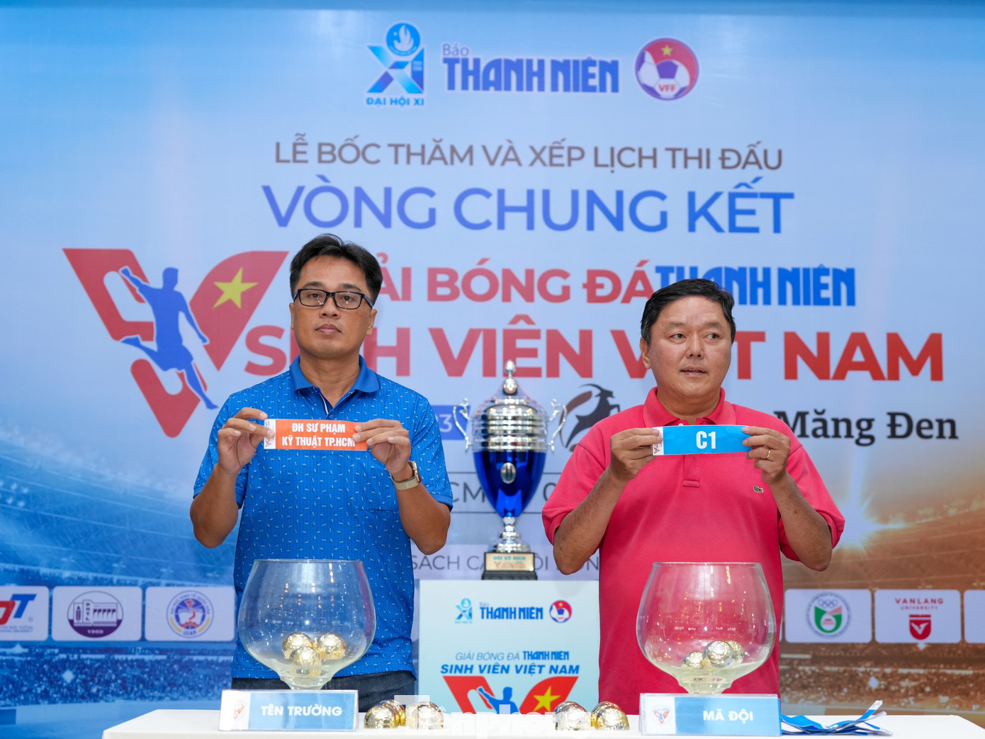 Các đội được bốc thăm chia thành 3 bảng (mỗi bảng 4 đội). Các đội sẽ thi đấu vòng tròn 1 lượt, chọn các đội nhất, nhì mỗi bảng và 2 đội hạng 3 có thành tích xuất sắc nhất sẽ giành vé vào tứ kết.