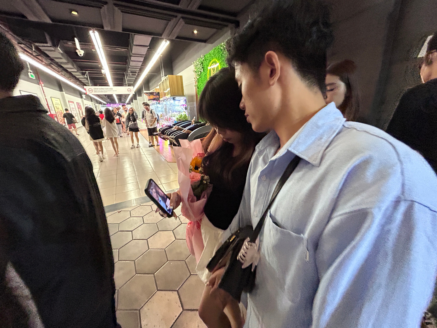 Lễ tình nhân, các tụ điểm như rạp chiếu phim thường không còn chỗ trống.