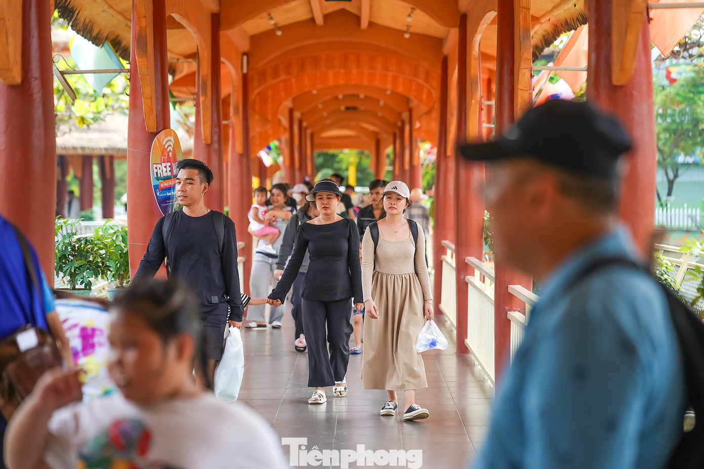 Khu vực câu cá sấu thu hút khá nhiều du khách đến trải nghiệm cảm giác mạnh.