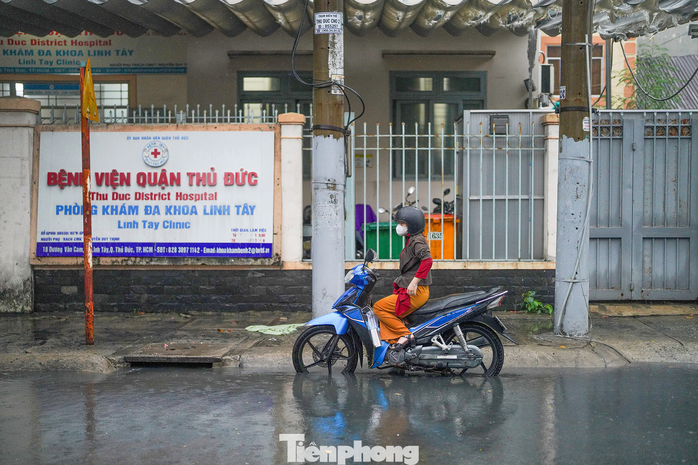 Một thiếu nữ áo dài xắn tay dọn rác phụ công nhân thoát nước. Một thiếu nữ áo dài xắn tay dọn rác phụ công nhân thoát nước.