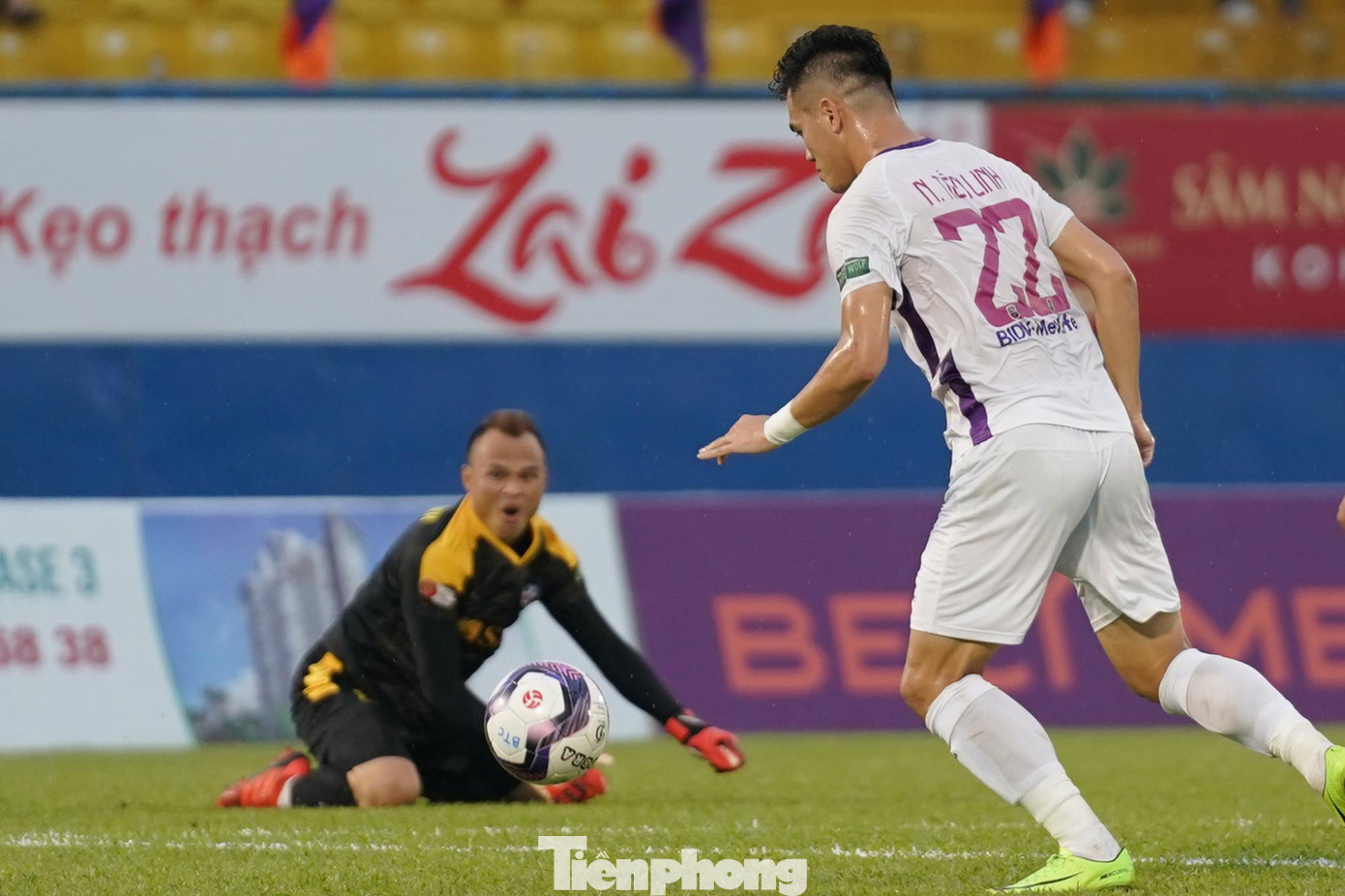 Tuyến giữa B.Bình Dương dâng cao, tiếp tục đẩy bóng cho Tiến Linh khi thủ thành Thanh Bình đã té ngã ngoài vòng cấm. Tiến Linh lạnh lùng dứt điểm vào lưới trống trước sự bất lực của hàng thủ S.Đà Nẵng. Tuyến giữa B.Bình Dương dâng cao, tiếp tục đẩy bóng cho Tiến Linh khi thủ thành Thanh Bình đã té ngã ngoài vòng cấm. Tiến Linh lạnh lùng dứt điểm vào lưới trống trước sự bất lực của hàng thủ S.Đà Nẵng.