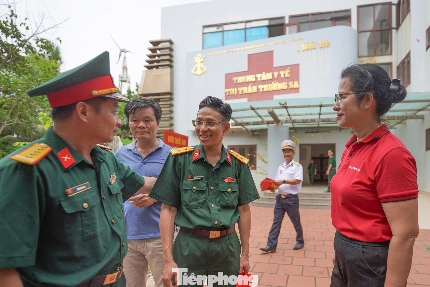 Đoàn công tác thăm hỏi cán bộ, chiến sĩ quân y tại trung tâm y tế thị trấn Trường Sa.