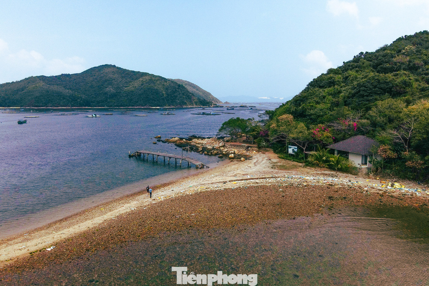 Đảo Nhất Tự Sơn cũng là một trong những vựa hải sản lớn và đem lại nguồn thu cao của tỉnh Phú Yên. Không chỉ về hải sản mà nơi đây đang được tỉnh chú trọng phát triển du lịch thành điểm đến trọng yếu của xứ Nẫu. Hiện nay, đã xuất hiện một số khu du lịch với những hành lang gỗ và nhà lợp lá ngay trên mặt biển, giúp du khách được hòa mình vào thiên nhiên, mang lại cảm giác thư thái vô cùng.