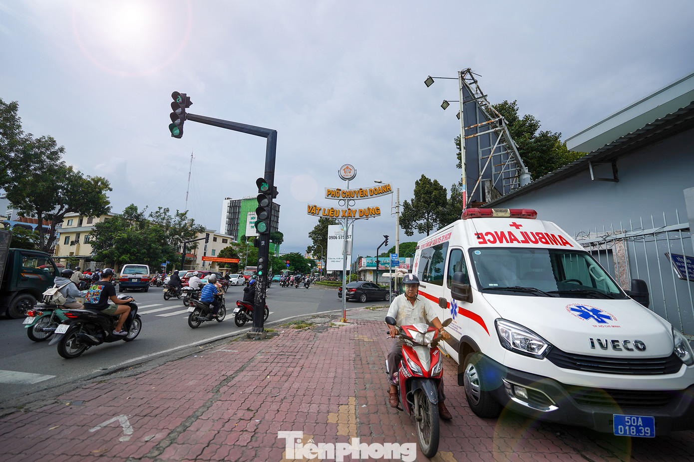 Bảng tên phố đặt phía trước bệnh viện Trưng Vương, ngay ngã tư Tô Hiến Thành - Lý Thường Kiệt. Phố chuyên doanh vật liệu xây dựng được kỳ vọng sẽ góp phần quảng bá thương hiệu, kết nối các cửa hàng vật liệu với nhau, đồng thời kích cầu thị trường.