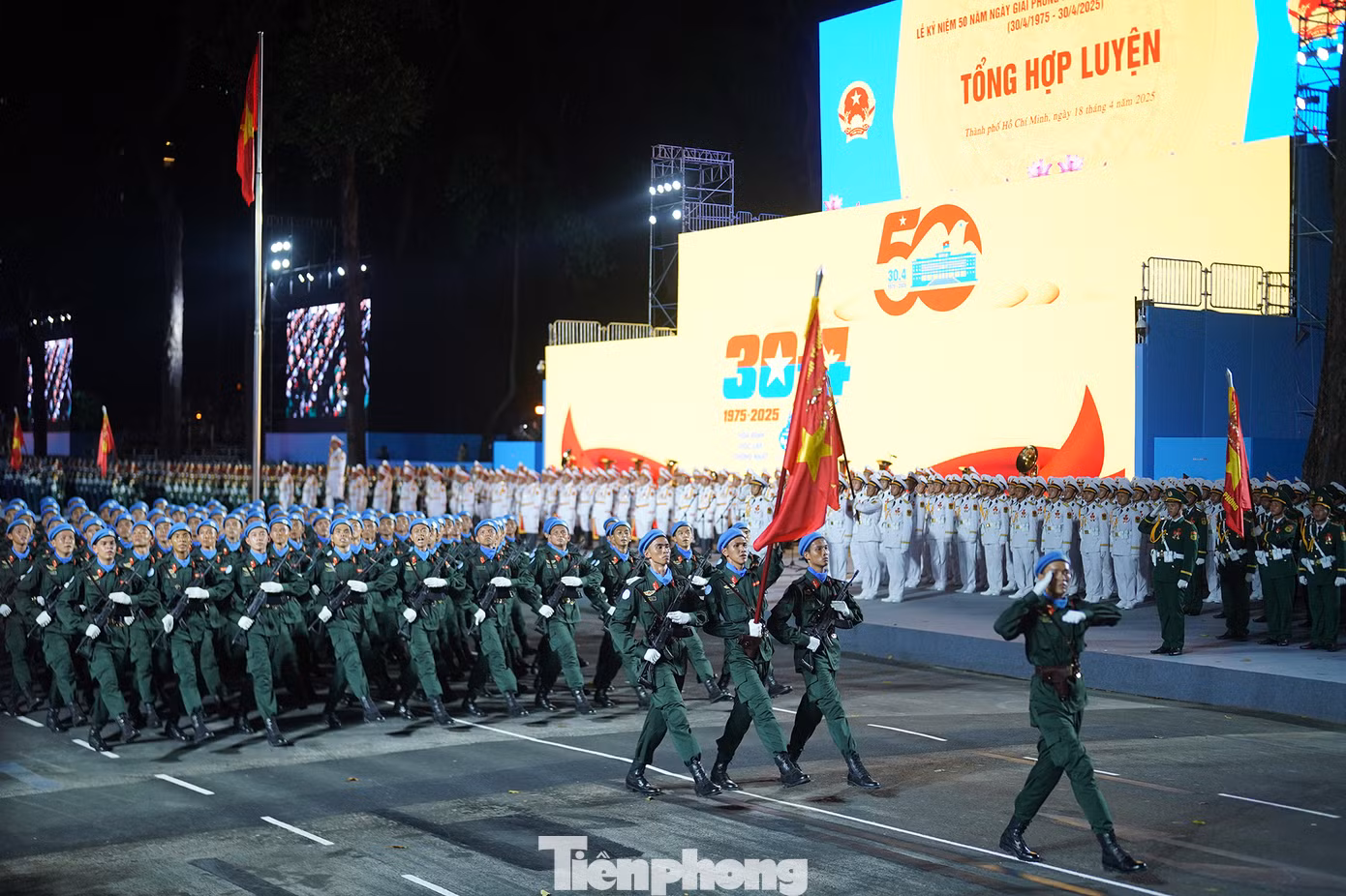 Tối 18/4, tại TPHCM, các khối Quân đội, Công an tổng hợp luyện diễu binh, diễu hành chuẩn bị Lễ Kỷ niệm 50 năm Ngày Giải phóng miền Nam, thống nhất đất nước (30/4/1975 - 30/4/2025). Ảnh: Phạm Nguyễn - Duy Anh - Duy Quang/ TPO. Tối 18/4, tại TPHCM, các khối Quân đội, Công an tổng hợp luyện diễu binh, diễu hành chuẩn bị Lễ Kỷ niệm 50 năm Ngày Giải phóng miền Nam, thống nhất đất nước (30/4/1975 - 30/4/2025). Ảnh: Phạm Nguyễn - Duy Anh - Duy Quang/ TPO.