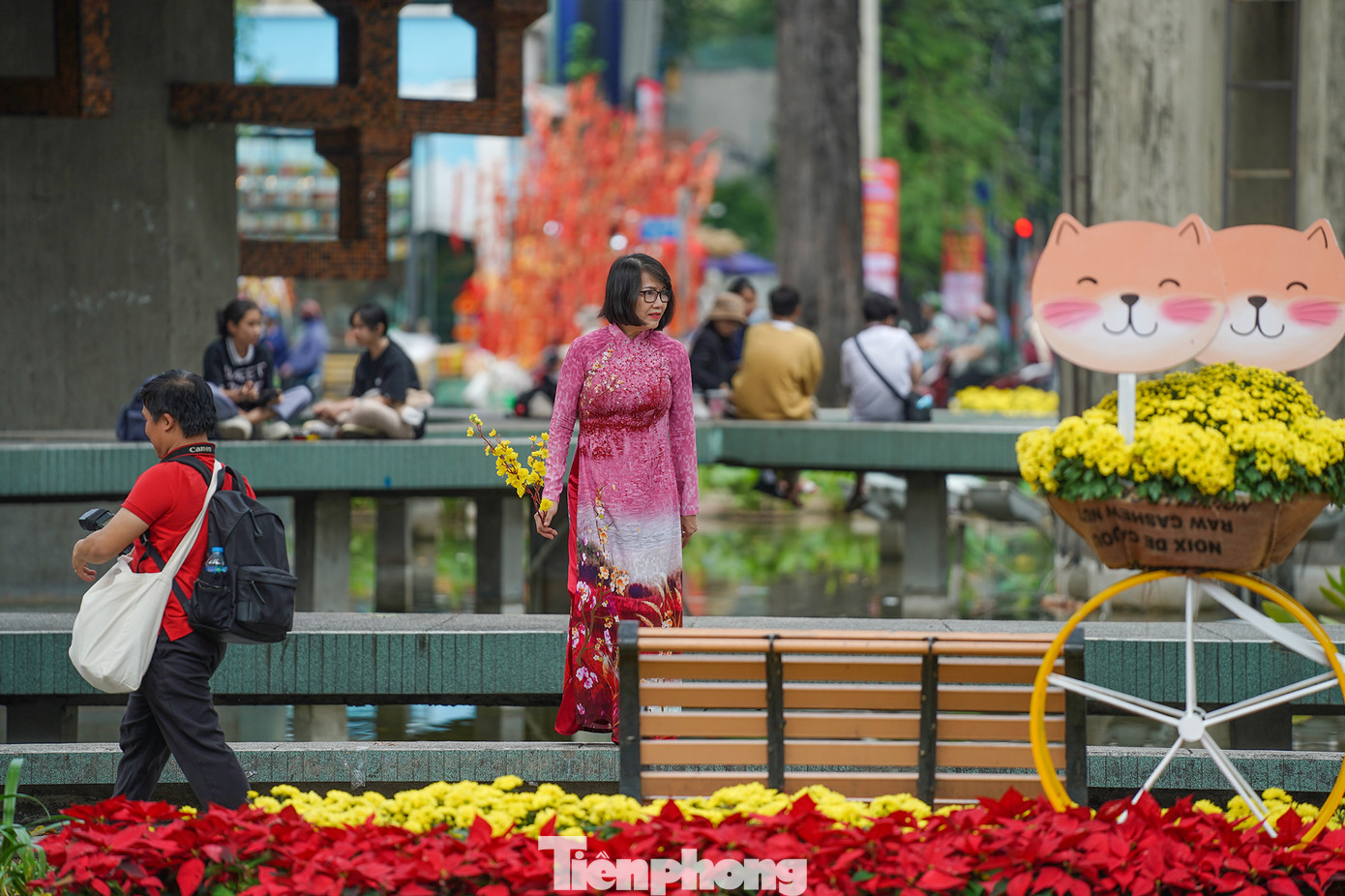 Rất nhiều du khách bị thu hút bởi sắc màu xuân mới tại hồ Con Rùa.