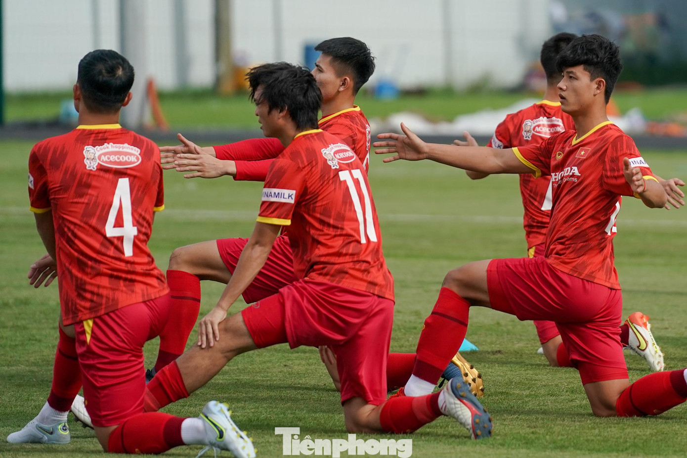 Lương Duy Cương (ngoài cùng bên phải, trung vệ của SHB Đà Nẵng) đã có màn chào sân SEA Games 31 đầy ấn tượng nơi trung tâm hàng thủ U23 Việt Nam. Cương hứa hẹn sẽ là người kế nhiệm thủ lĩnh Quế Ngọc Hải tại đội tuyển quốc gia.