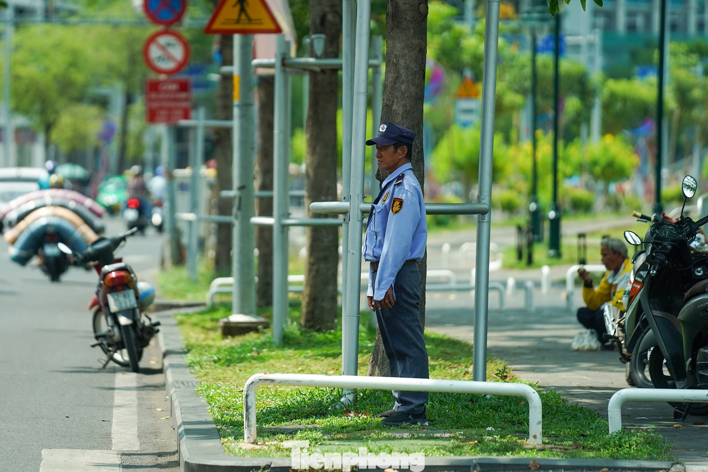 Anh bảo vệ này phải tìm bóng cây để trực gác dưới cái nóng oi bức giữa trưa.