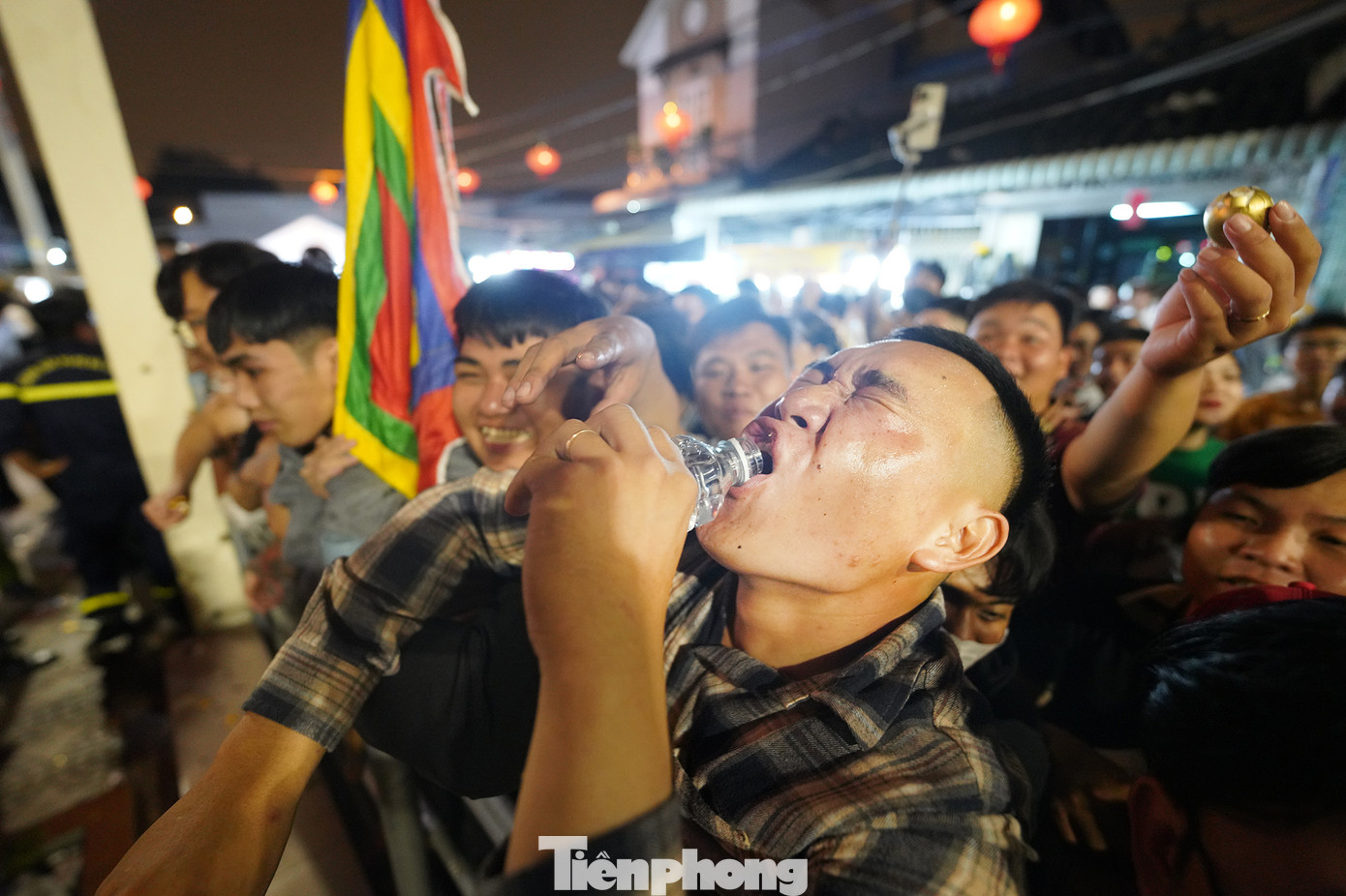 Cảnh người dân đứng chờ hàng giờ để xin lộc.