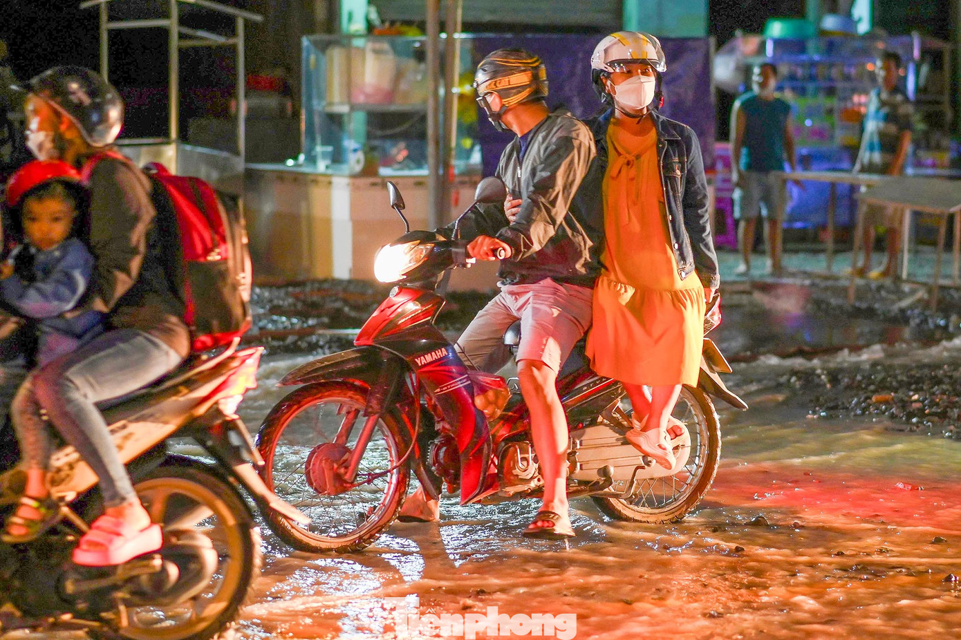 Người dân chật vật lưu thông qua đoạn đường bị sự cố.