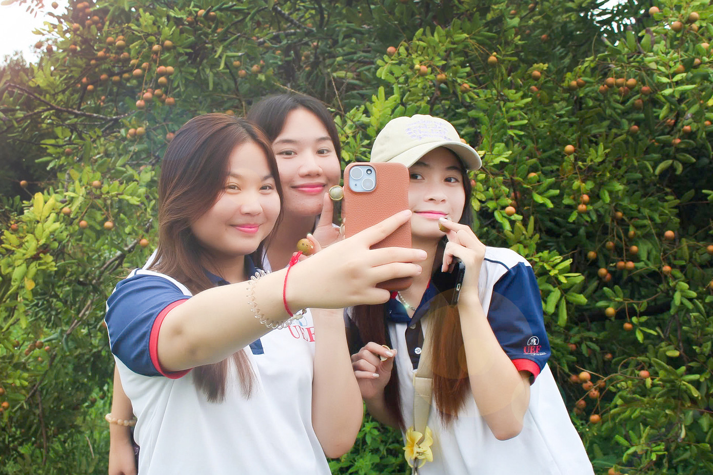 Các bạn sinh viên thích thú với trải nghiệm thưởng thức nhãn ở xứ biển. Bạn Luibouathong Anophone tâm sự: "Em cảm thấy vui vì được tham gia hoạt động này. Hôm nay em đã được bắt nghêu như một người nông dân nên nhận ra là việc này không phải dễ dàng như mình suy nghĩ, cũng vui, cũng mệt. Và hôm nay em đã được đi tham gia các hoạt động với các bạn Lào-Campuchia. Chúng em có giao lưu văn hóa với nhau. Đối với em hôm nay là một ngày trải nghiệm đáng nhớ, một kỷ niệm thật đẹp". Ảnh: Thanh Tâm Các bạn sinh viên thích thú với trải nghiệm thưởng thức nhãn ở xứ biển. Bạn Luibouathong Anophone tâm sự: "Em cảm thấy vui vì được tham gia hoạt động này. Hôm nay em đã được bắt nghêu như một người nông dân nên nhận ra là việc này không phải dễ dàng như mình suy nghĩ, cũng vui, cũng mệt. Và hôm nay em đã được đi tham gia các hoạt động với các bạn Lào-Campuchia. Chúng em có giao lưu văn hóa với nhau. Đối với em hôm nay là một ngày trải nghiệm đáng nhớ, một kỷ niệm thật đẹp". Ảnh: Thanh Tâm