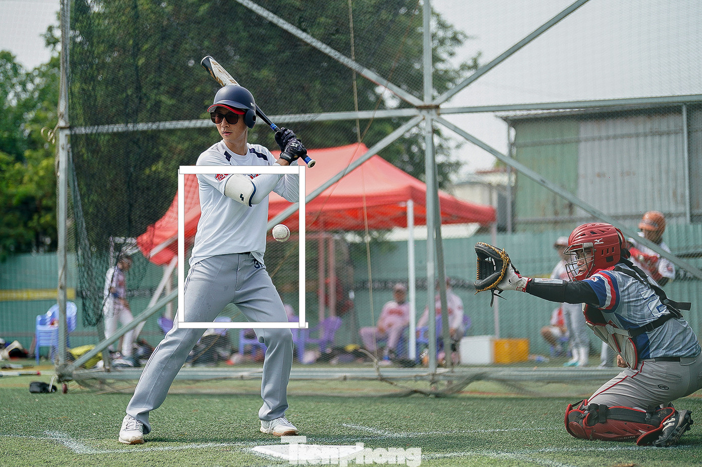 Đây chính là khu vực strikezone, người ném phải đưa bóng vào khu vực hình chữ nhật này của người đánh bóng (Batter) và người bắt bóng (Catcher). Ngoài thực tế, khu vực hình chữ nhật được xác định bằng... cảm quan của trọng tài. Theo các cầu thủ, ở các giải chuyên nghiệp từ năm sau sẽ có trọng tài tự động để xác định khu vực này.