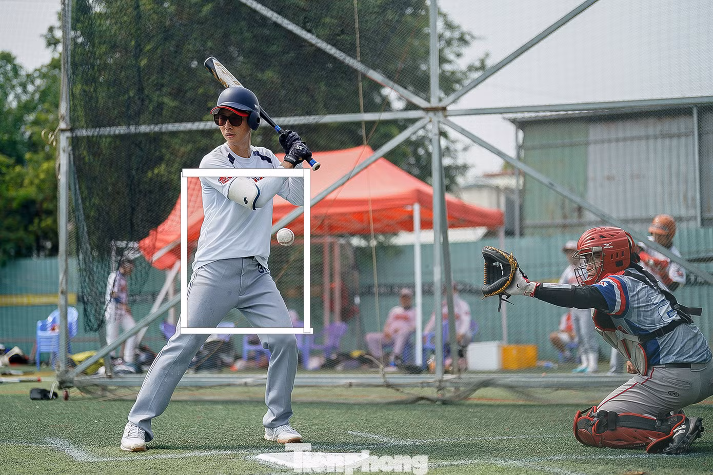Đây chính là khu vực strikezone, người ném phải đưa bóng vào khu vực hình chữ nhật này của người đánh bóng (Batter) và người bắt bóng (Catcher). Ngoài thực tế, khu vực hình chữ nhật được xác định bằng... cảm quan của trọng tài. Theo các cầu thủ, ở các giải chuyên nghiệp từ năm sau sẽ có trọng tài tự động để xác định khu vực này.