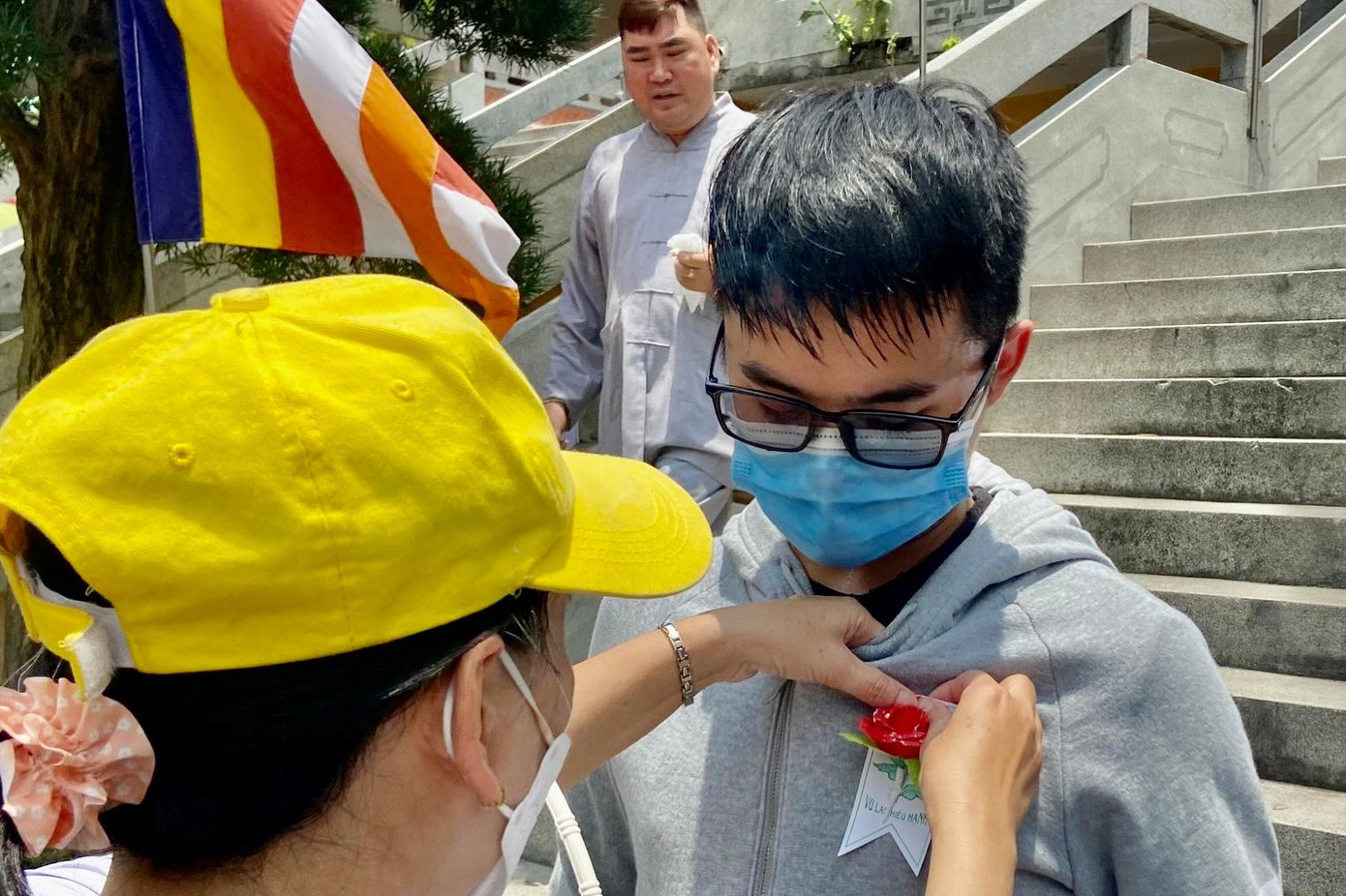 Sau 2 năm bị ảnh hưởng của đại dịch COVID-19, Lễ Vu Lan báo hiếu năm nay có đông người đến chùa hơn. Trong đó có nhiều bậc cha mẹ dẫn con đến chùa, cài hoa trên áo để dâng hương, răn dạy con dù cuộc sống có thay đổi và hiện đại thế nào đi nữa thì chữ “Hiếu” vẫn luôn vẹn nguyên ý nghĩa. Sau 2 năm bị ảnh hưởng của đại dịch COVID-19, Lễ Vu Lan báo hiếu năm nay có đông người đến chùa hơn. Trong đó có nhiều bậc cha mẹ dẫn con đến chùa, cài hoa trên áo để dâng hương, răn dạy con dù cuộc sống có thay đổi và hiện đại thế nào đi nữa thì chữ “Hiếu” vẫn luôn vẹn nguyên ý nghĩa.