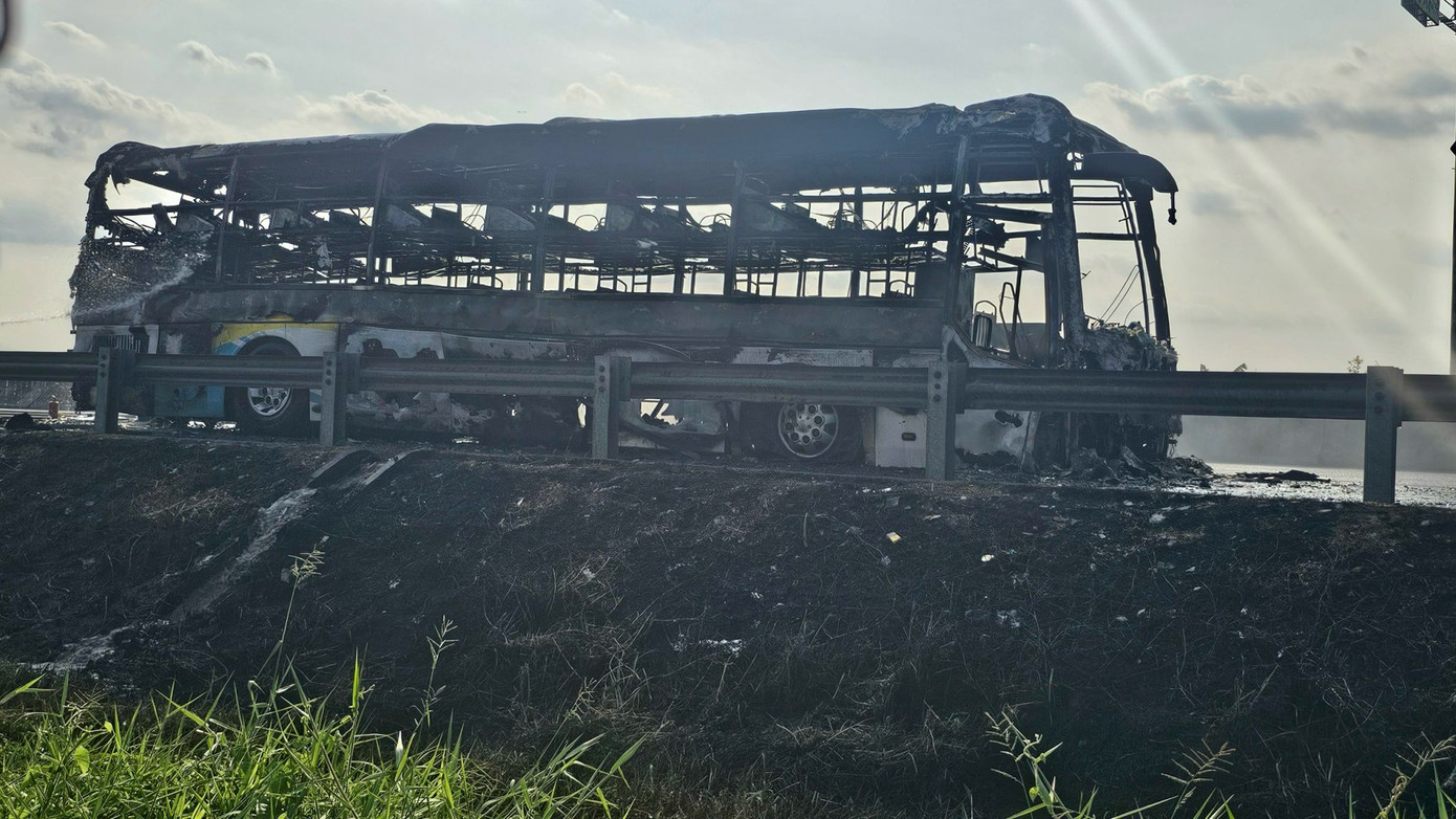 Chiếc xe cháy trơ khung cùng hành lý của 18 hành khách.