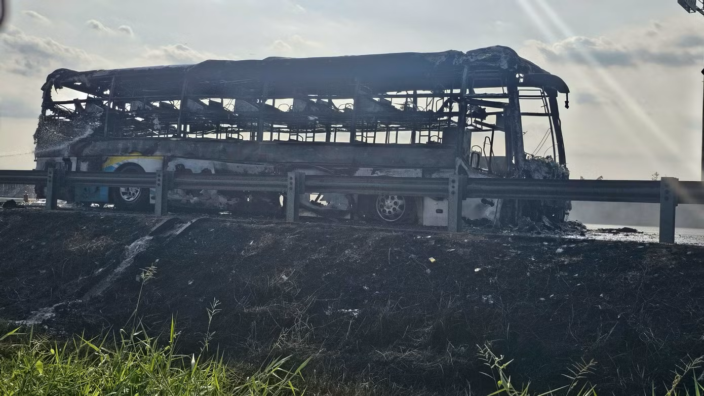 Chiếc xe cháy trơ khung cùng hành lý của 18 hành khách.