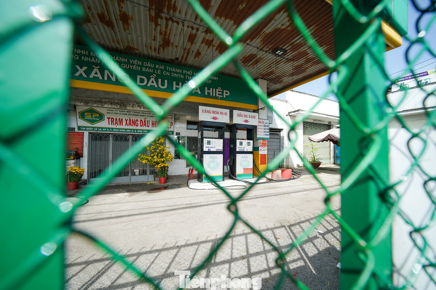 Bên trong cây xăng không có nhân viên trực. Bên trong cây xăng không có nhân viên trực.