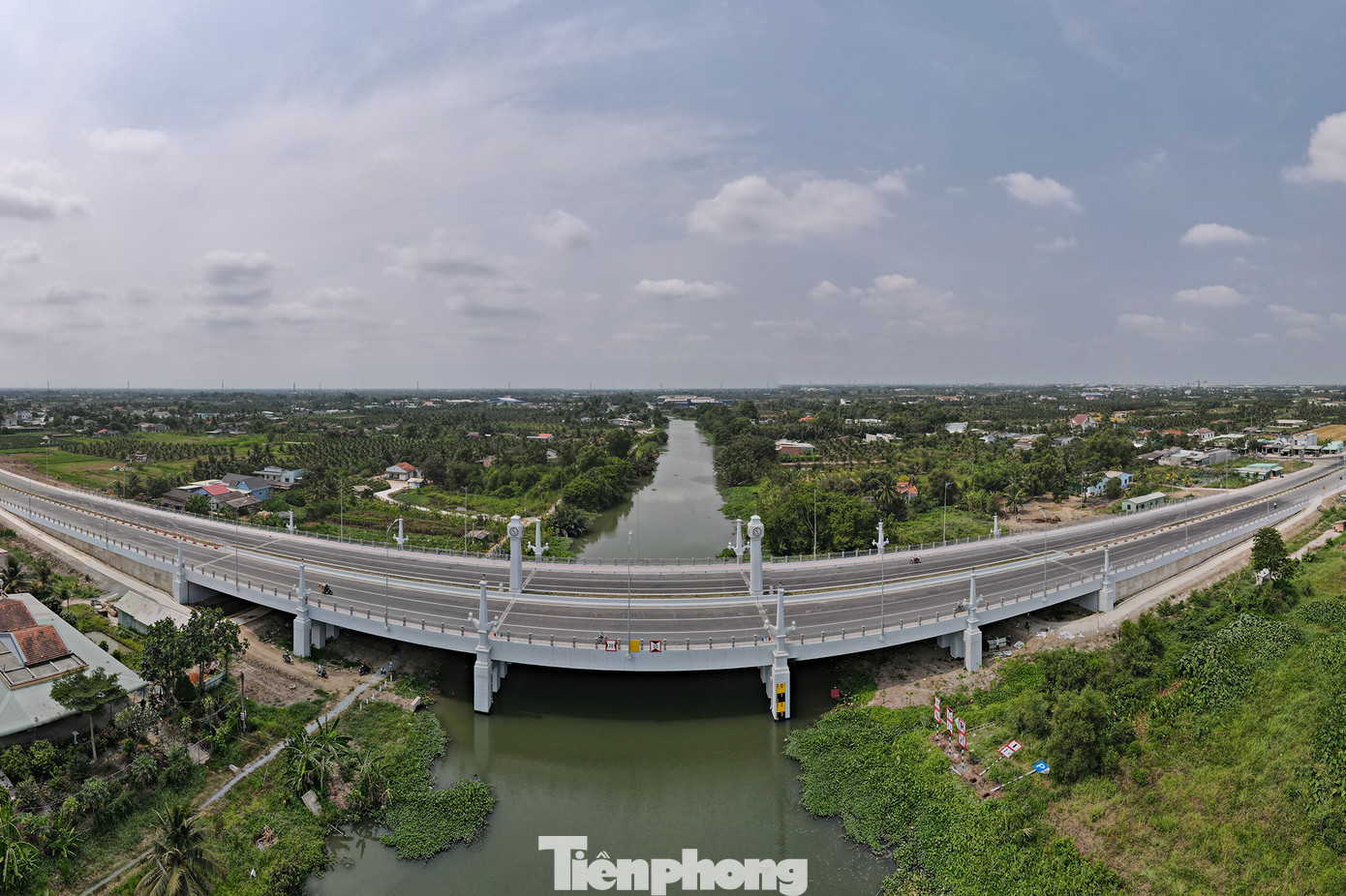 Nối tiếp cầu vượt là đoạn đường Vành đai dài 4 km, đi xuyên qua cánh đồng lúa thuộc xã Lợi Bình Nhơn quy mô 4 làn xe cũng đã thi công xong và thông xe sau 4 năm thi công.