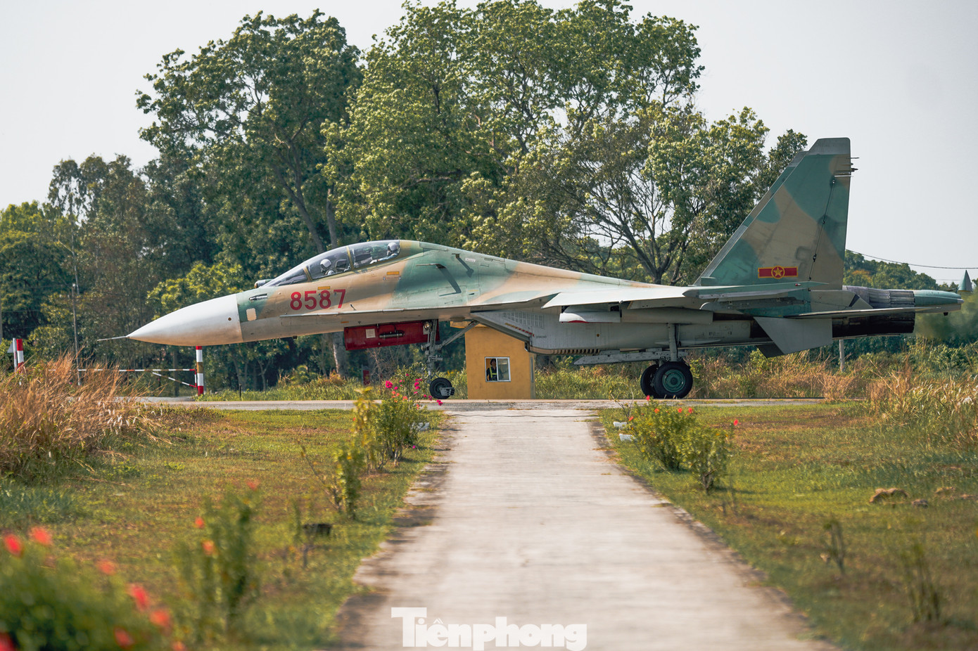 Cận cảnh một chiếc Su-30MK2 đang lăn ra đường băng để cất cánh diễn tập.