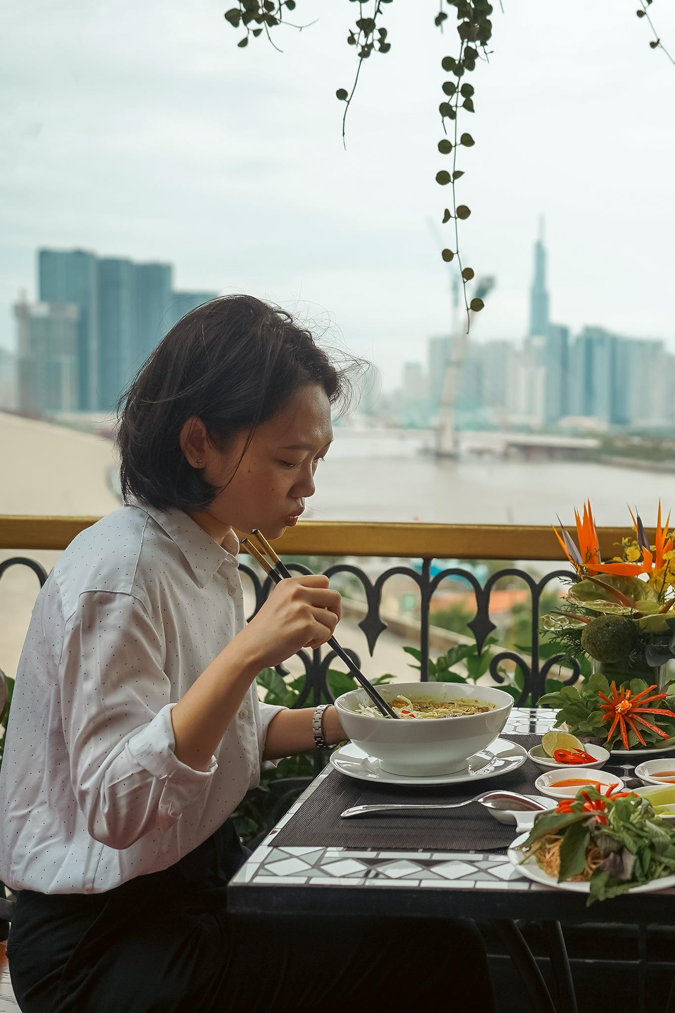 Bạn Trần Phương Thanh, một nhân viên văn phòng chia sẻ: "Cuối tuần mình ra đây ngắm cảnh và đón gió sau khoảng thời gian thực sự khá căng thẳng vì dịch bệnh. Không ngờ món ăn dân dã này lại cho mình trải nghiệm khá thú vị. Thịt cá rô chiên được lấy sạch xương, ngoài giòn, trong mềm, không bị khô và không nghe mùi tanh...rất tuyệt".