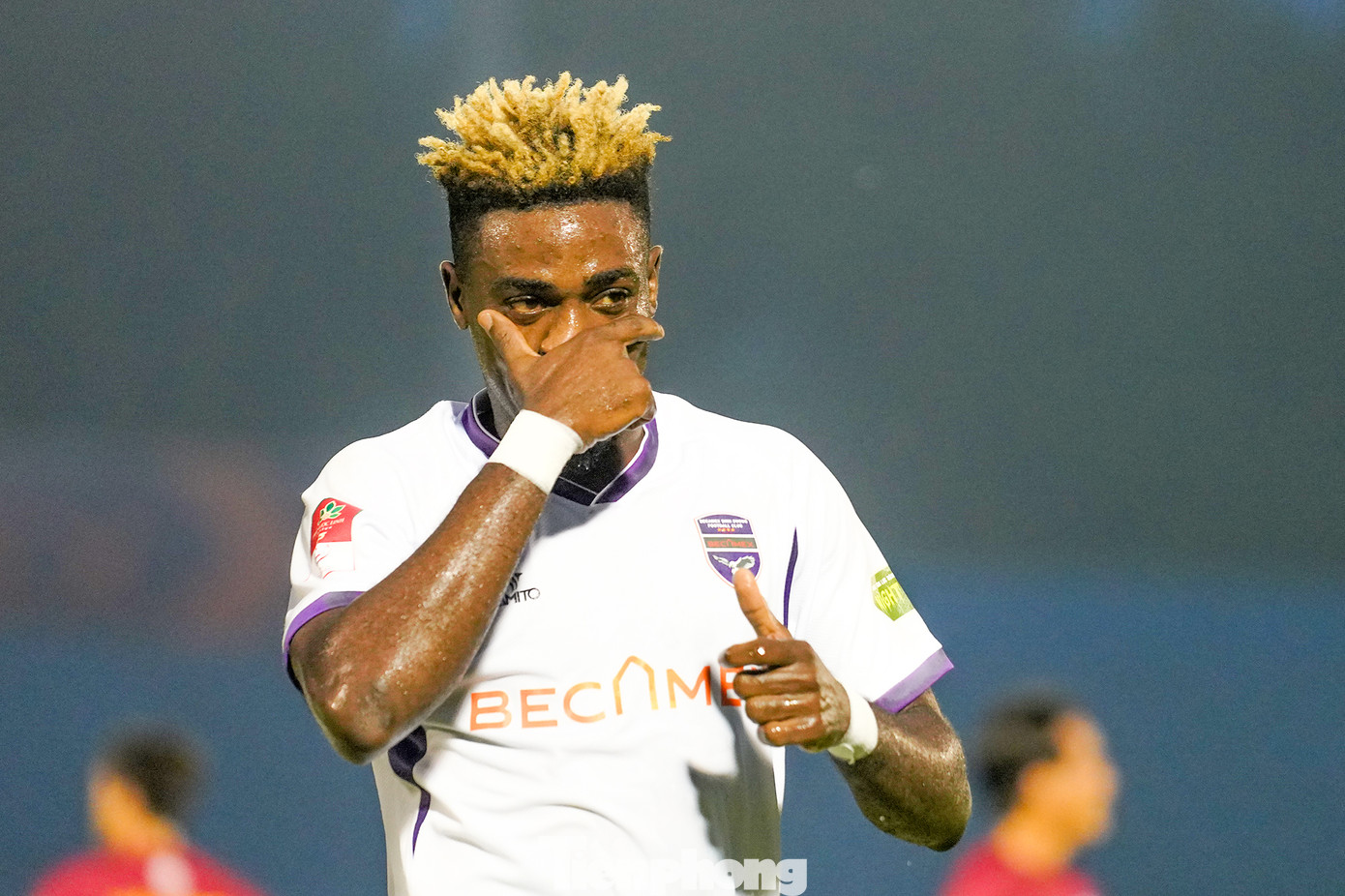 Sau đó, ngoại binh Atshemene lập cú đúp cho B.Bình Dương, ấn định chiến thắng 3-1.