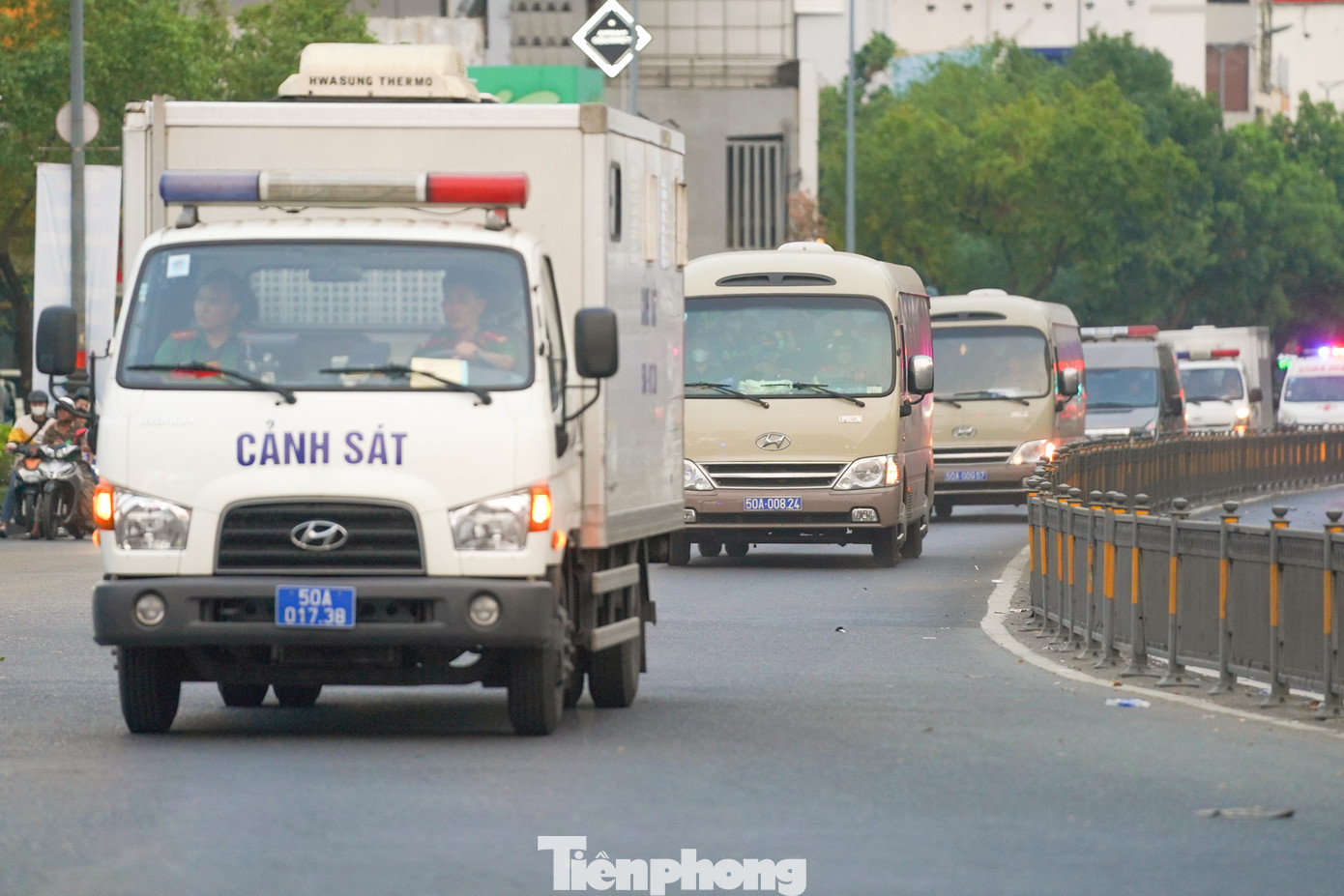 Cuối buổi xét xử, đoàn xe di chuyển qua mũi tàu sân vận động Quân khu 7, hướng về trại giam tại huyện Củ Chi. Bên cạnh lực lượng dẫn giải, lực lượng an ninh địa bàn đoàn xe đi qua cũng tham gia đảm bảo trật tự.