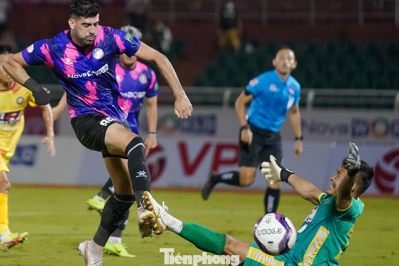 Cú sút bồi sau đó của chính Silva cũng không thắng được Thanh Diệp. Cú sút bồi sau đó của chính Silva cũng không thắng được Thanh Diệp.