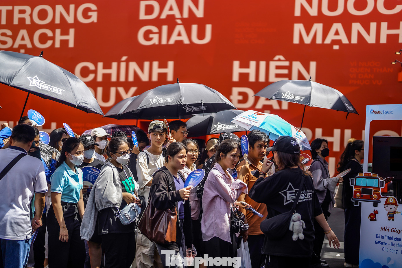 Nhiều bạn trẻ tìm đến đây để sống trong không khí tự hào về chặng đường 80 năm vinh quang, vẻ vang của lực lượng Công an nhân dân Việt Nam anh hùng. Nhiều bạn trẻ tìm đến đây để sống trong không khí tự hào về chặng đường 80 năm vinh quang, vẻ vang của lực lượng Công an nhân dân Việt Nam anh hùng.