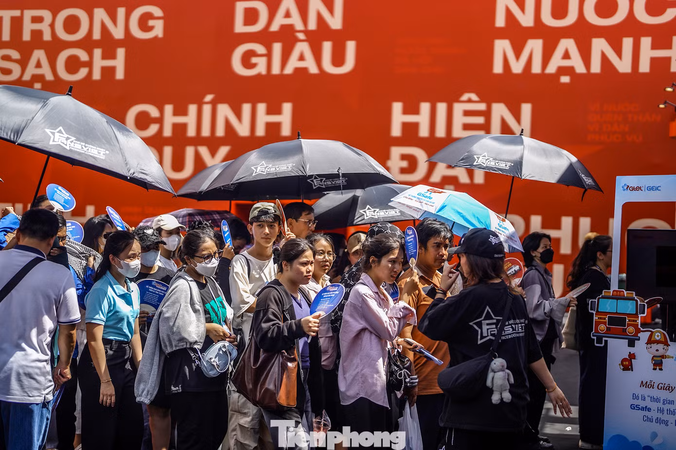 Nhiều bạn trẻ tìm đến đây để sống trong không khí tự hào về chặng đường 80 năm vinh quang, vẻ vang của lực lượng Công an nhân dân Việt Nam anh hùng.