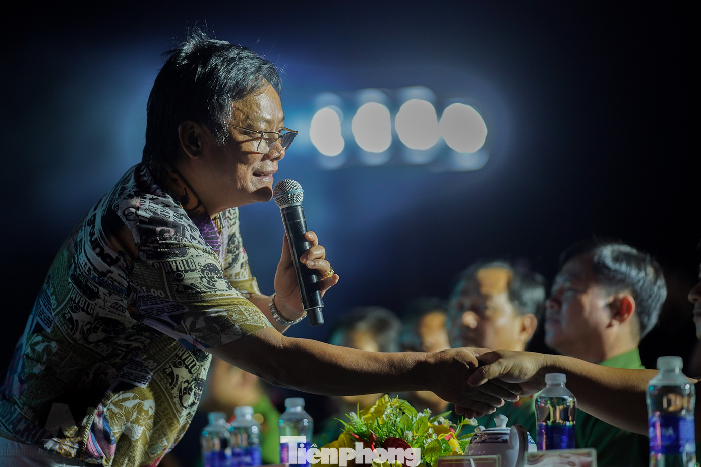 Nghệ sĩ hài Tấn Hoàng tham gia biểu diễn mở màn. &quot;Hôm nay, tôi đứng đây và hát bằng tất cả sự ngưỡng mộ dành cho những con người vì nhân dân phục vụ&quot;, nghệ sĩ Tấn Hoàng xúc động.