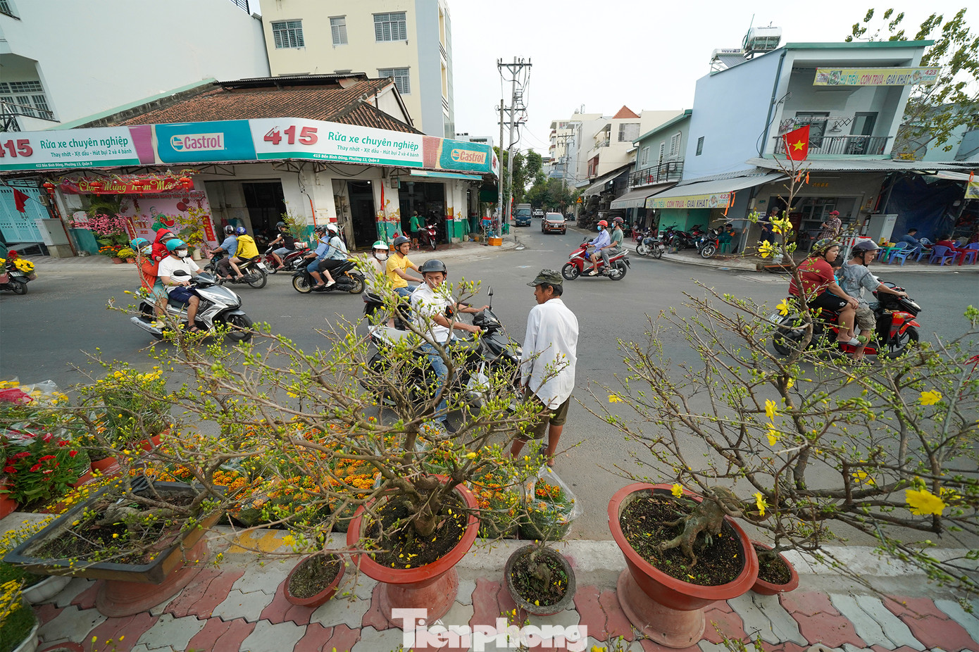 Sau ngày cúng đưa ông Táo về trời, khách chủ yếu đi xem hàng, ít mua.