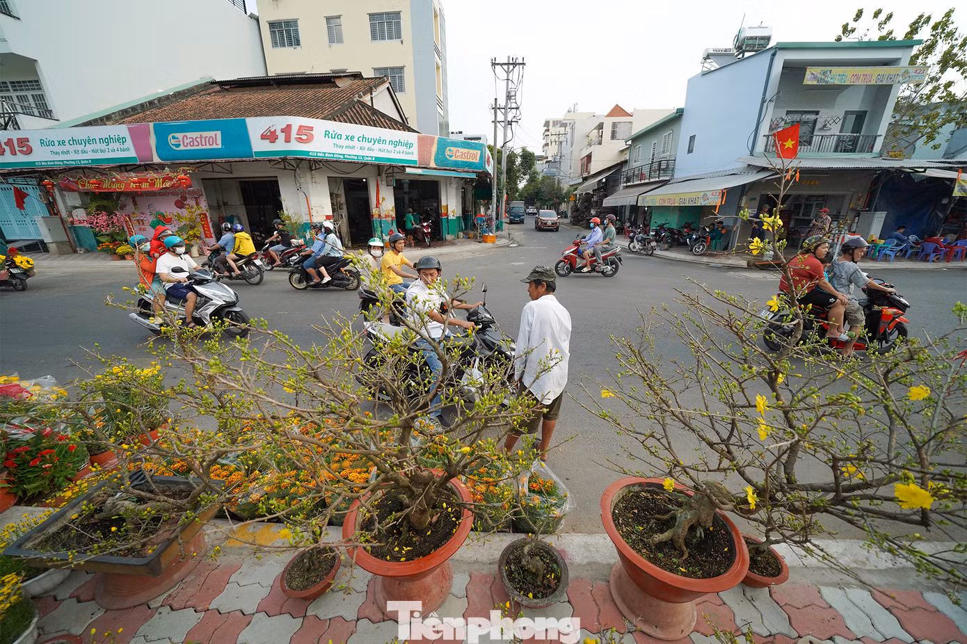 Sau ngày cúng đưa ông Táo về trời, khách chủ yếu đi xem hàng, ít mua.