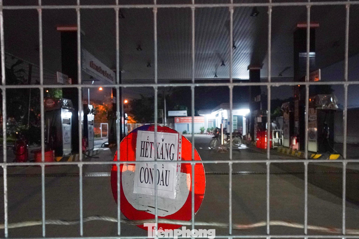 Cây xăng nằm trong khu công nghiệp Vĩnh Lộc quây kín rào, bên trong vẫn là bảng hết xăng.