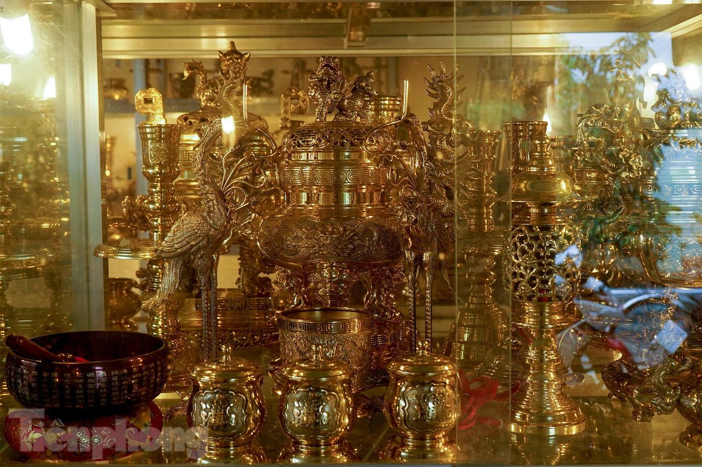 Ảnh hưởng nặng nề bởi dịch COVID-19, làng lư đồng An Hội năm nay đìu hiu khách, cửa hàng của cơ sở Hai Thắng chỉ bán những bộ lư đồng tồn kho. Tết năm nay, nghệ nhân Trần Quốc Kiển (còn gọi là Út Kiển, 55 tuổi) rảnh việc do không có nhiều khách đặt hàng mới cũng như khách đến mua. Ảnh hưởng nặng nề bởi dịch COVID-19, làng lư đồng An Hội năm nay đìu hiu khách, cửa hàng của cơ sở Hai Thắng chỉ bán những bộ lư đồng tồn kho. Tết năm nay, nghệ nhân Trần Quốc Kiển (còn gọi là Út Kiển, 55 tuổi) rảnh việc do không có nhiều khách đặt hàng mới cũng như khách đến mua.