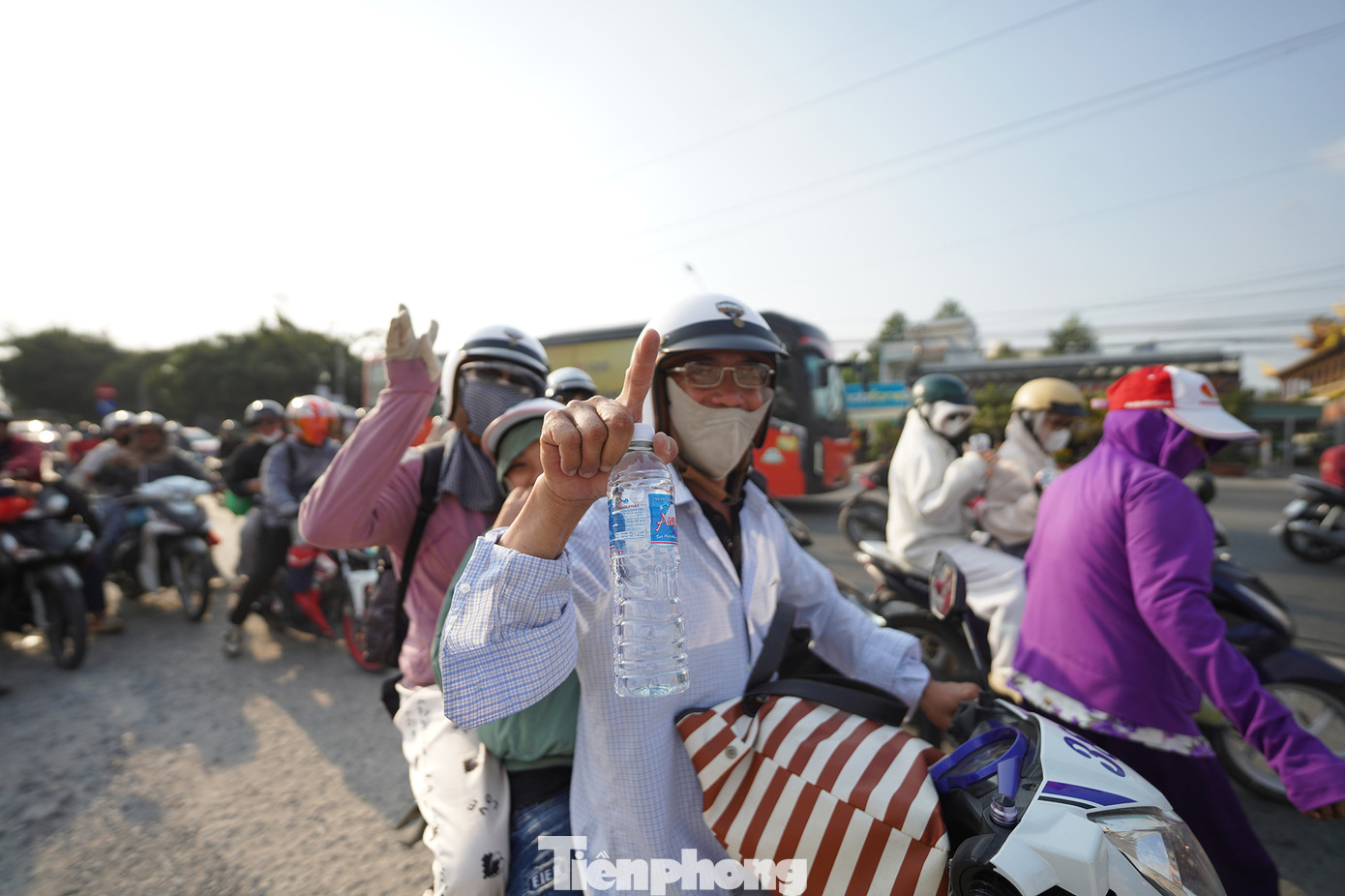 "Từ Cà Mau lên đây và nhận được tấm lòng của bà con Bến Lức thật đáng quý. Cả nhà tôi đã di chuyển một chuyến hành trình khá dài, những ngụm nước này thật sự rất ngọt, cám ơn bà con Long An", anh Phan Ngọc Phúc xúc động.