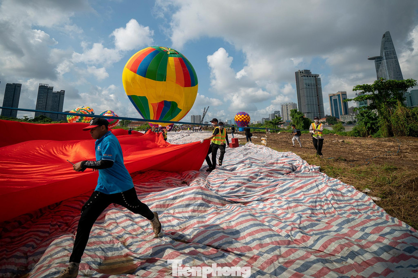 Chia sẻ thông tin về hoạt động thả khinh khí cầu kéo quốc kỳ, ông Võ Trọng Nam, Phó giám đốc Sở Văn hoá và Thể thao TP Hồ Chí Minh cho biết, hoạt động thả khinh khí cầu kết hợp kéo đại kỳ là một trong những hoạt động điểm nhấn của thành phố, nằm trong khuôn khổ Lễ hội &quot;Tết Độc lập&quot; được khai mạc vào sáng 2/9. Ngay sau đó, hoạt động dù lượn và thể thao trên sông được tổ chức hai bên bờ đầu hầm vượt sông Sài Gòn và bến Bạch Đằng.
