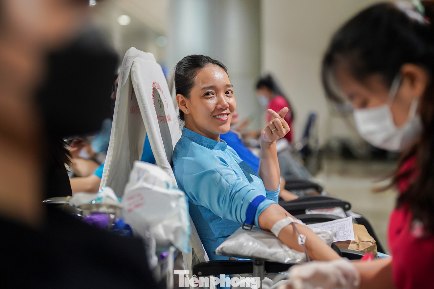 Chị Nguyễn Hồ Bảo Ngọc đang công tác tại công ty CP DV HK sân bay Tân Sơn Nhất tranh thủ đến sớm xếp hàng, tham gia hiến máu để vào ca trực. Chị Ngọc cho biết đây là lần đầu tiên chị tham gia hiến máu nhân đạo. Chị Nguyễn Hồ Bảo Ngọc đang công tác tại công ty CP DV HK sân bay Tân Sơn Nhất tranh thủ đến sớm xếp hàng, tham gia hiến máu để vào ca trực. Chị Ngọc cho biết đây là lần đầu tiên chị tham gia hiến máu nhân đạo.