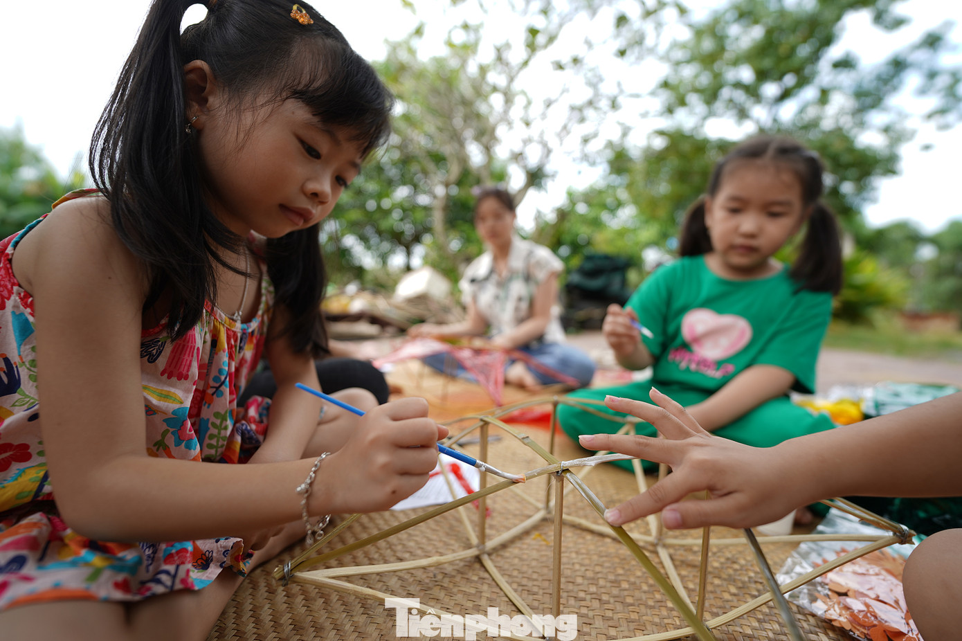 "Trung thu này, vừa có ánh trăng rằm, vừa có ánh đèn ông sao tự tay làm rực rỡ, tụi con háo hức đón Tết Trung thu cùng các bạn. Tối đêm rằm, tụi con sẽ cầm chiếc lồng đèn lung linh màu sắc đến trường chung vui với các bạn", bé Phương Thảo (trường mẫu giáo Sơn Ca, TP Tân An) nói trong lúc làm lồng đèn.