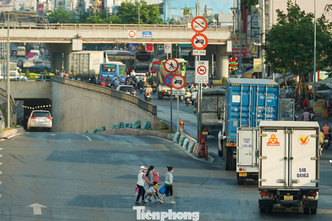 &quot;Cầu vượt cao và ở xa bến xe quá, mình lại xách đồ nặng nên đi vậy cho tiện. Với lại, bậc thang lên cầu vượt tiết diện nhỏ, đi không thuận chân. Hôm trước, tôi trượt té một lần nên cũng sợ&quot;, chị Nguyễn Thị Thu, ngụ quận 6 chia sẻ khi vừa băng ngang quốc lộ 22.